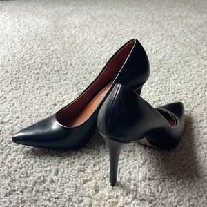 Black pumps